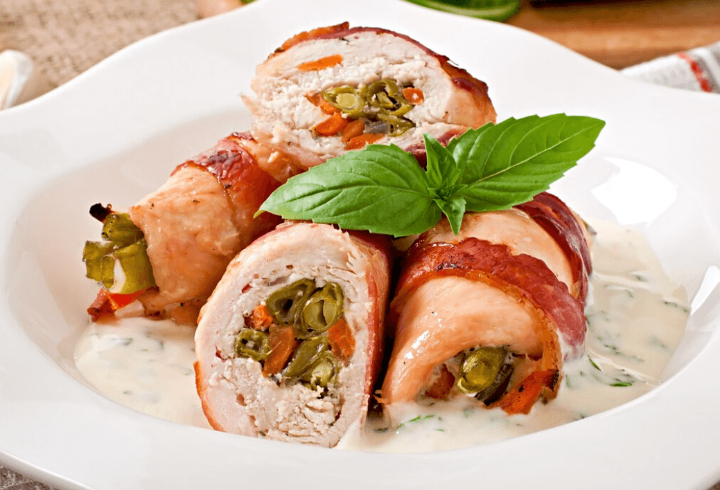 Keto Bacon Chicken Thighs With Garlic Cream Sauce